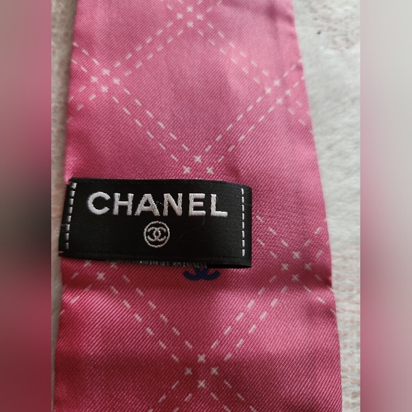 Authentic CHANEL Pink CC Printed Silk Twill Slim Bandeau 2023 Limited Edition - Picture 2 of 13
